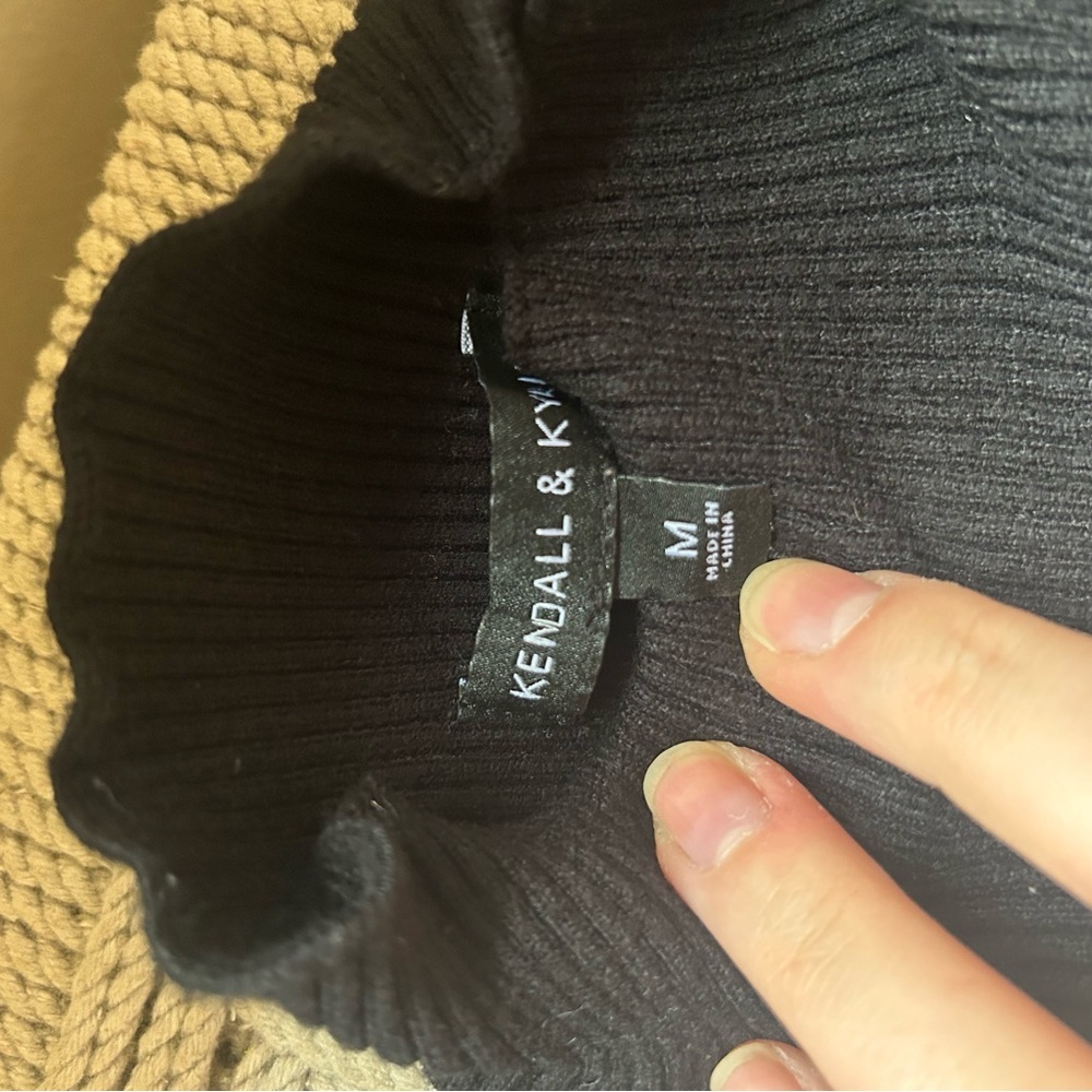 Kendall & Kylie Cropped Ribbed Sweater with Front Cut Out Detail Size Medium - Picture 5 of 8